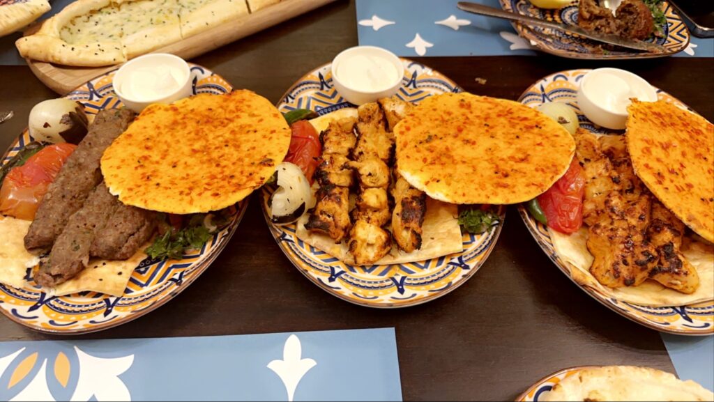 صور من مطعم بيت عمر في العليا